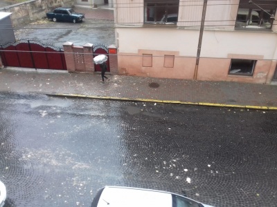 Негода в Чернівцях: через сильний вітер у центрі міста з будинку посипалась штукатурка