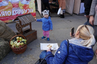 З гарбузом мафіни і чізкейк: у центрі Чернівців влаштували «Свято гарбуза» - фото