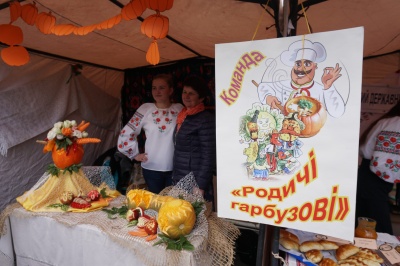 З гарбузом мафіни і чізкейк: у центрі Чернівців влаштували «Свято гарбуза» - фото
