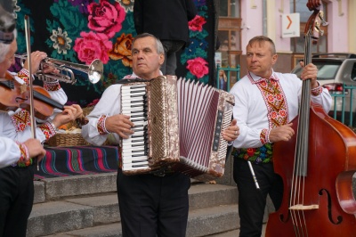 З гарбузом мафіни і чізкейк: у центрі Чернівців влаштували «Свято гарбуза» - фото