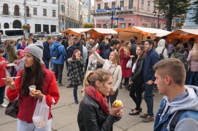 З гарбузом мафіни і чізкейк: у центрі Чернівців влаштували «Свято гарбуза» - фото