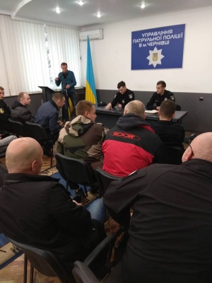 У Чернівцях люди пікетують управління патрульної: вимагають звільнити керівника - фото