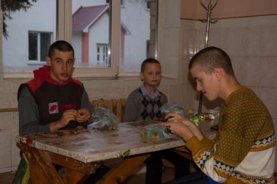 Зіпсовані харчі і прострочені ліки: правозахисники виявили ряд порушень у дитячому будинку-інтернаті на Буковині
