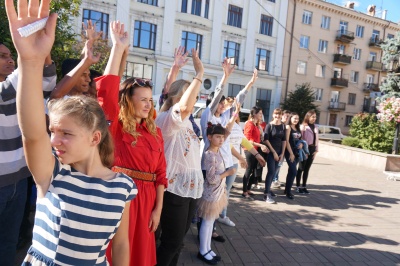 На Центральній площі Чернівців відбувся концерт до Дня всиновлення