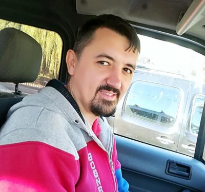 Благородний таксист та портрети Скрябіна на надгробках від чернівецької фірми. Головні новини за 28 вересня