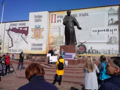У центрі Чернівців триває марш за права тварин - фото
