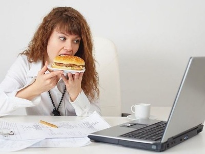 Дієтологи розповіли, як правильно харчуватися при сидячій роботі 