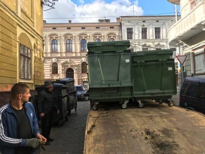 У центрі Чернівців замінили 100 сміттєвих баків