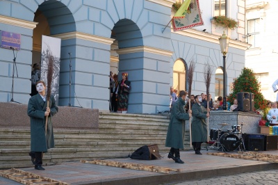 Гуцули на ходулях, міми та стокілограмовий торт: як розпочався День міста - фото