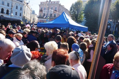 Знесли намет і фотофон: на Центральній площі роздавали стокілограмовий  торт - відео