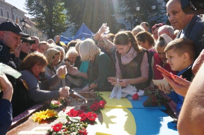 Штовханина біля святкового торта і допомога погорільцям. Головні новини Буковини за 6 жовтня