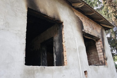 Голі стіни: як виглядає після пожежі будинок сім’ї з трьома дітьми - фото