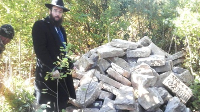 У Чернівцях на військовій базі виявили сотні зниклих єврейських надгробків - фото