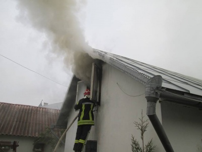 На Буковині загорілась господарська будівля через недопалок: вогонь знищив меблі та речі