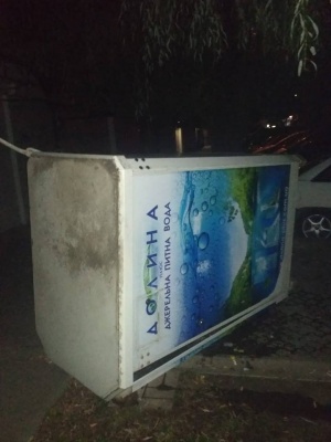 «Гроші взяв, а воду не видав»: у спальному районі Чернівців невідомі перекинули автомати з водою - фото