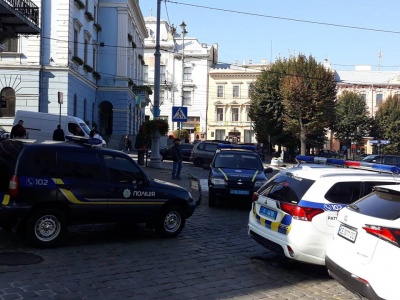 Очевидці повідомили про стрілянину в центрі Чернівців: є поранений - фото