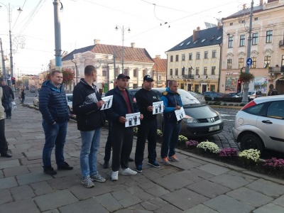 У Чернівцях водії пікетують міськраду через подорожчання пального - фото