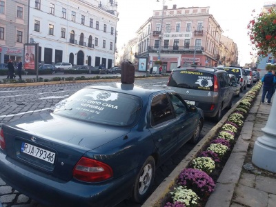 У Чернівцях водії пікетують міськраду через подорожчання пального - фото