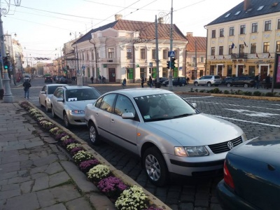 У Чернівцях водії пікетують міськраду через подорожчання пального - фото