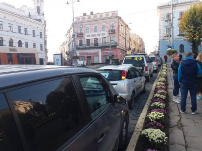 У Чернівцях водії пікетують міськраду через подорожчання пального - фото