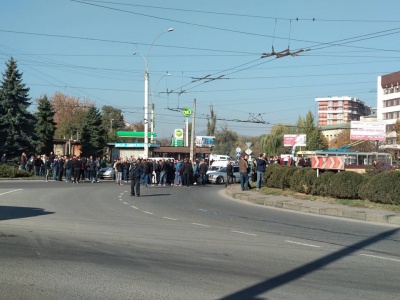 Транспорт стоїть: у Чернівцях мітингарі заблокували рух на кільці проспекту - фото