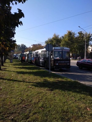 Транспорт стоїть: у Чернівцях мітингарі заблокували рух на кільці проспекту - фото