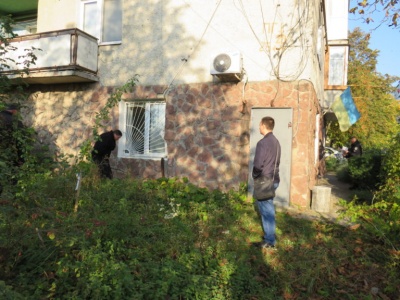 У Новодністровську зловмисники розбили вікно місцевого телеканалу, який критикує дії влади - фото, відео