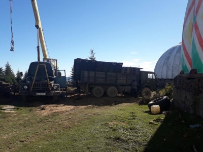Демонтаж на «Памірі»: військову базу на Буковині продовжують різати на металобрухт - фото