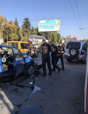 ДТП у Чернівцях на проспекті: легковик врізався у джип - фото