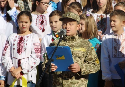 У центрі Чернівців ліцеїсти урочисто склали клятву - фото