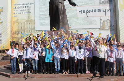 У центрі Чернівців ліцеїсти урочисто склали клятву - фото