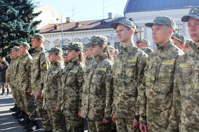 У центрі Чернівців ліцеїсти урочисто склали клятву - фото