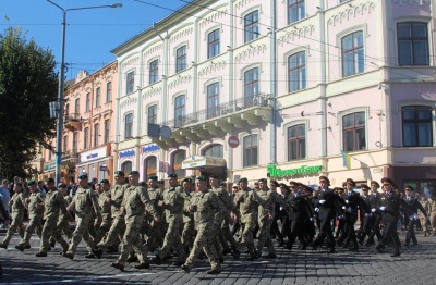 У центрі Чернівців ліцеїсти урочисто склали клятву - фото