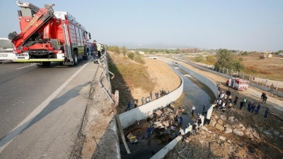 У Туреччині вантажівка з мігрантами впала з мосту. 22 особи загинули