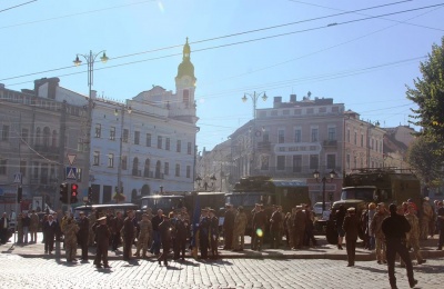 Відчули себе військовими: у центрі Чернівців відкрили виставку техніки - фото