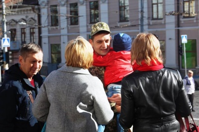 Відчули себе військовими: у центрі Чернівців відкрили виставку техніки - фото