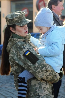 Відчули себе військовими: у центрі Чернівців відкрили виставку техніки - фото