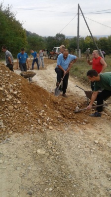 Зібрали з двору по 500 грн. : в селі на Буковині місцеві самотужки ремонтують дорогу