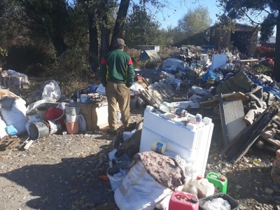 На трасі Чернівці–Хотин виявили масштабне стихійне сміттєзвалище - відео