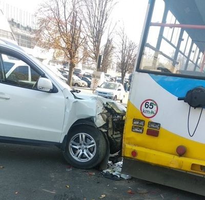 У Чернівцях біля "Депоту" позашляховик врізався у тролейбус