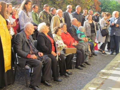 «Били і катували»: у Чернівцях відкрили пам’ятну дошку жертвам тоталітарного режиму - фото