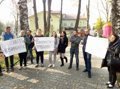 На Буковині люди просять відпустити хлопців, яких звинувачують у вбивстві жінки - фото