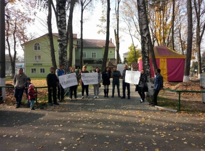 На Буковині люди просять відпустити хлопців, яких звинувачують у вбивстві жінки - фото