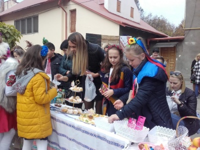 У Чернівцях учні однієї зі шкіл влаштували благодійний розпродаж, щоб допомогти онкохворим буковинцям - фото