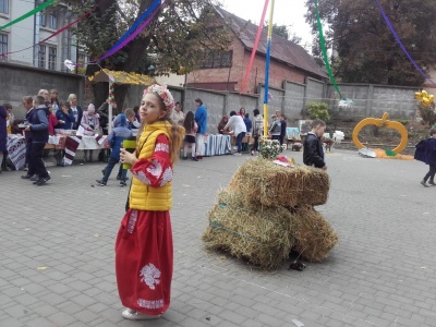 У Чернівцях учні однієї зі шкіл влаштували благодійний розпродаж, щоб допомогти онкохворим буковинцям - фото