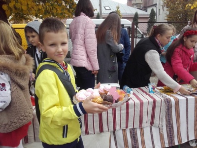 У Чернівцях учні однієї зі шкіл влаштували благодійний розпродаж, щоб допомогти онкохворим буковинцям - фото