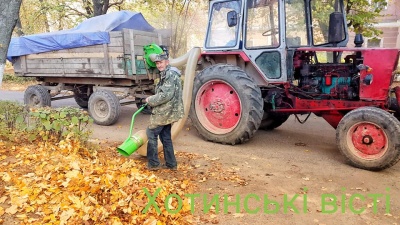 Замість спалювання: у райцентрі на Буковині опале листя будуть пилососити