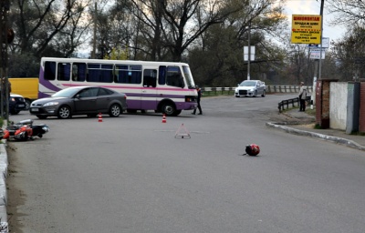 На Буковині мотоцикл протаранив мікроавтобус і автівку - фото