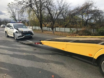 На Буковині службове авто поліції врізалось у позашляховик на «євробляхах» - фото