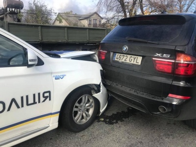 На Буковині службове авто поліції врізалось у позашляховик на «євробляхах» - фото